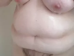 BBW sprcha pred spaním umývanie jej chlpatý mačička, prsia, brucho