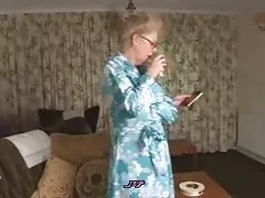 Chudák osamelý babička