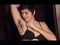 Sexy chlpatý mačička dieťa hovorí o jej úžasné ochlpenia