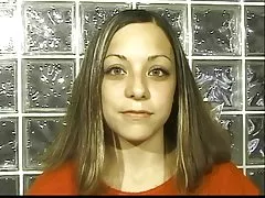 Brunetka lezie na posteli a roztiahne nohy