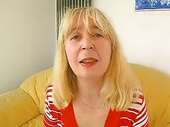 Bacuľaté chlpaté zrelé šuká v gauči