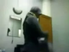 Indonézsky hidžáb dievča narieka