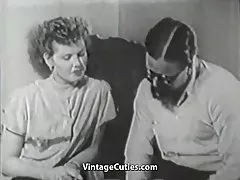 Chlpaté chlapec preniká svojím novým priateľom (roku 1950 ročník)