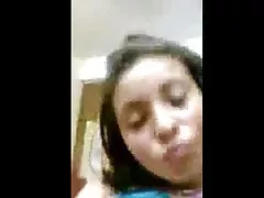 Chlpaté dievča s veľkým tela