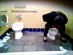 BBW ženy vznášajúce sa nad WC batoľa