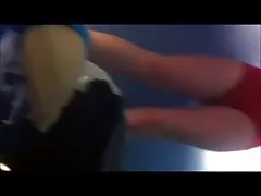 Plachý dospievajúci s plnou bush a veľké prsia po plávaní
