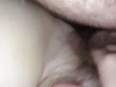 Žena cums s péro v jej zadok