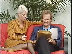Krátke vlasy blond dáma pracovných