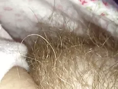 Strhnúť jej pyžamo odhaľujúce jej mäkké chlupatý kundička kopec