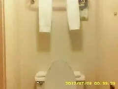 Chlpaté žena v kúpeľni na skrytá kamera